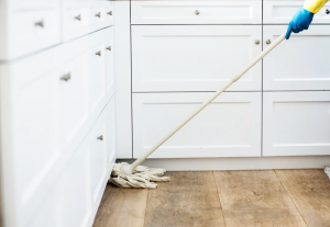 Cómo limpiar el suelo de la cocina